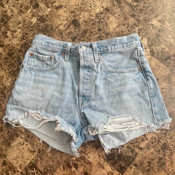 LEVI’S 501 SHORTS DENIM DISTRESSED PREMIUM SZ 26 GRUNGE RIPPED RUGGED AESTHETIC - Picture 2 of 16